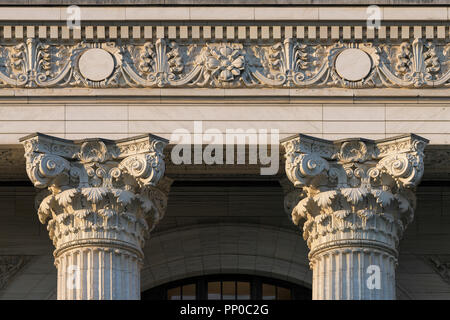 Nahaufnahme der beiden Säulen der New York State Education Department Gebäude bei 89 Washington Avenue in Albany, New York Stockfoto