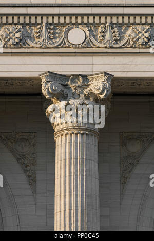 Nahaufnahme einer Säule des New York State Education Department Gebäude bei 89 Washington Avenue in Albany, New York Stockfoto