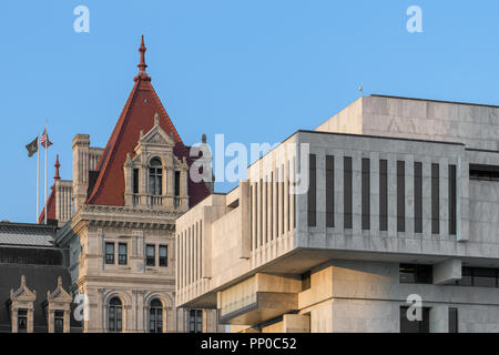 New York State Capitol Building kontrastiert mit modernen Bürogebäude an der State Street und Washington Avenue in Albany, New York Stockfoto