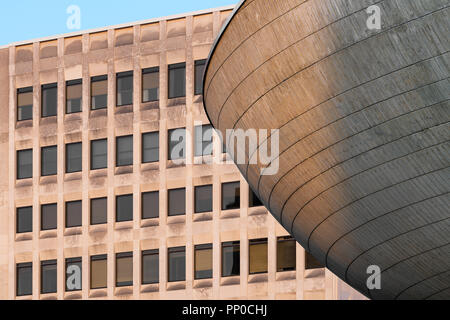 Das Ei gegen Bürogebäude vom Empire State Plaza in Albany, New York Stockfoto