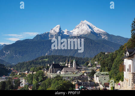 Historische Stadt Berchtesgaden, Bayern, Deutschland, mit den berühmten Berg Watzmann mit frischen Schnee im Sommer Stockfoto