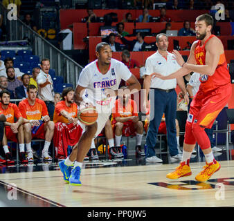 Boris Diaw (Frankreich) Angriff gegen Marc Gasol (Spanien). FIBA Basketball Wm Spanien 2014 Stockfoto