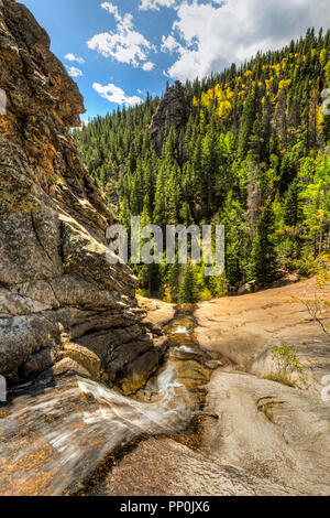 Golden Aspen Tree pop auf dem gegenüberliegenden Hang Bridal Veil Falls über Kuh Creek im Rocky Mountain National Park, Estes Park, Colorado. Stockfoto