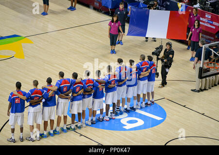 Joffrey Lauvergne (Frankreich) gegen Ricky Rubio und Marc Gasol (Spanien). FIBA Basketball Wm Spanien 2014 Stockfoto