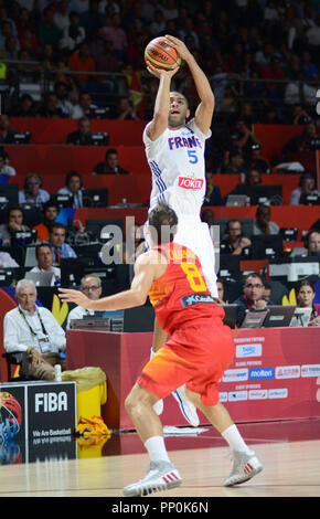 Nicholas Batum (Frankreich) schießen über Jose Calderon (Spanien). FIBA-Basketball WM Spanien 2014 Stockfoto