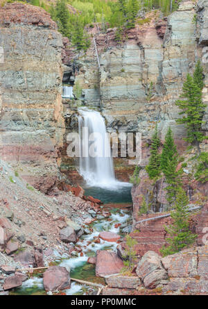 Wasserfall in der Schlucht der North Fork Blackfoot River in der Sündenbock Wüste in der Nähe von Ovando, Montana Stockfoto