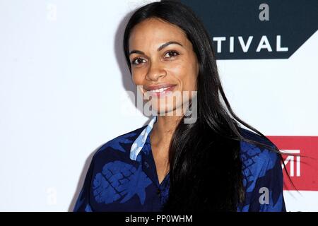 New York, USA. 22 Sep, 2018. Rosario Dawson in der Ankunftshalle für Tribeca Gespräche: Die Reise, die von TUMI im Tribeca TV Festival 2018, Spring Studios, New York, NY 22. September, 2018 inspiriert. Quelle: Steve Mack/Everett Collection/Alamy leben Nachrichten Stockfoto