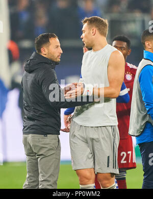 Gelsenkirchen, Deutschland. 22. September 2018. Manuel Neuer, FCB 1 Domenico TEDESCO, Trainer Schalke Fairness, Kollegialität, umarmen, herzlichen Glückwunsch, fair, FC Schalke 04 - FC BAYERN MÜNCHEN - DFL-Bestimmungen verbieten die Verwendung von Fotografien als BILDSEQUENZEN und/oder quasi-VIDEO - 1. Deutschen Fußball-Bundesliga, Gelsenkirchen, September 22, 2018, Saison 2018/2019, Spieltag 4 © Peter Schatz/Alamy leben Nachrichten Stockfoto