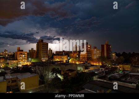 Buenos Aires, Argentinien. 22 th, September 2018. Eine intensive Gewitter über der Stadt. Credit: Federico Julien/Alamy Leben Nachrichten. Stockfoto