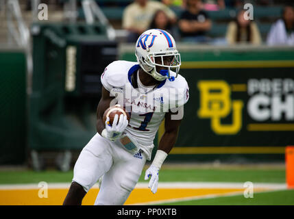 Waco, Texas, USA. 22 Sep, 2018. Kansas Jayhawks wide receiver Steven Sims Jr (11) stürmt die Kugel während der zweiten Hälfte der NCAA Football Spiel zwischen den Kansas Jayhawks und das Baylor Bären an McLane Stadion in Waco, Texas. Matthew Lynch/CSM/Alamy Live News Credit: Cal Sport Media/Alamy leben Nachrichten Stockfoto