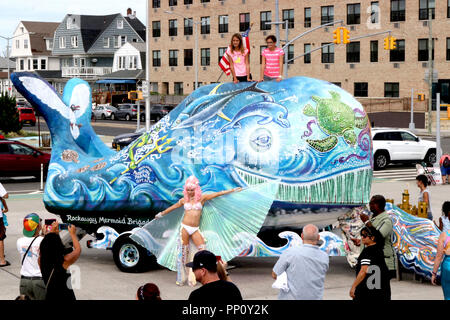 New York, USA. 22 Sep, 2018. Der vierte jährliche Poseidon Parade an der Rockaway Beach im Stadtteil Queens, NY, liefen über die Promenade am 22 September, 2018 als Art eines letzten Sommer Hurra für alle Altersgruppen. Die low-key und jolly Parade zieht über 500 Menschen, die jedes Jahr und ist eine Antwort auf den größeren Coney Island Mermaid Parade und meist eine Nachbarschaft Veranstaltung. Credit: G. Ronald Lopez/ZUMA Draht/Alamy leben Nachrichten Stockfoto