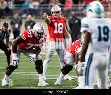 Columbus, Ohio, USA. 22 Sep, 2018. Ohio State Buckeyes quarterback Tate Martell (18) fordert Signale an den NCAA Football Spiel zwischen der Tulane grüne Welle & Ohio State Buckeyes am Ohio Stadium in Columbus, Ohio. Brent Clark/Cal Sport Media/Alamy Live News Credit: Cal Sport Media/Alamy leben Nachrichten Stockfoto