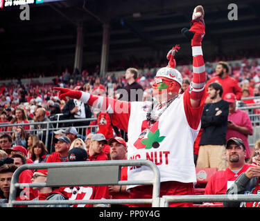 Columbus, Ohio, USA. 22 Sep, 2018. Große Mutter cheers der Ohio State Football Team in der NCAA Football Spiel zwischen der Tulane grüne Welle & Ohio State Buckeyes am Ohio Stadium in Columbus, Ohio. Brent Clark/Cal Sport Media/Alamy Live News Credit: Cal Sport Media/Alamy leben Nachrichten Stockfoto