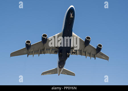 Richmond, British Columbia, Kanada. 30 Aug, 2018. Einen British Airways Airbus A380-800 (G-XLed-strahler) breit - Körper superjumbo Jet Airliner fliegen Aufwand gering zu Boden auf kurze letzte Ansatz für die Landung. Der Airbus A380 ist das weltweit größte Passenger Jet. Credit: bayne Stanley/ZUMA Draht/Alamy leben Nachrichten Stockfoto