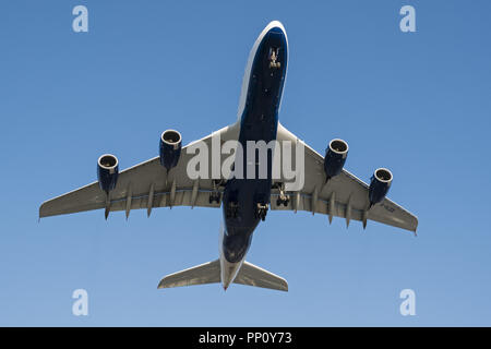 Richmond, British Columbia, Kanada. 30 Aug, 2018. Einen British Airways Airbus A380-800 (G-XLed-strahler) breit - Körper superjumbo Jet Airliner fliegen Aufwand gering zu Boden auf kurze letzte Ansatz für die Landung. Der Airbus A380 ist das weltweit größte Passenger Jet. Credit: bayne Stanley/ZUMA Draht/Alamy leben Nachrichten Stockfoto