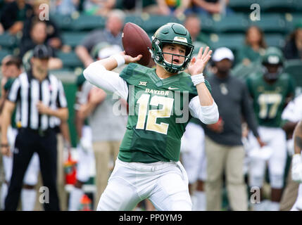 Waco, Texas, USA. 22 Sep, 2018. Baylor Bears Quarterback Charlie Brewer (12) fällt für ein Pass in der 1. Hälfte des NCAA Football Spiel zwischen den Kansas Jayhawks und das Baylor Bären an McLane Stadion in Waco, Texas. Matthew Lynch/CSM/Alamy Live News Credit: Cal Sport Media/Alamy leben Nachrichten Stockfoto