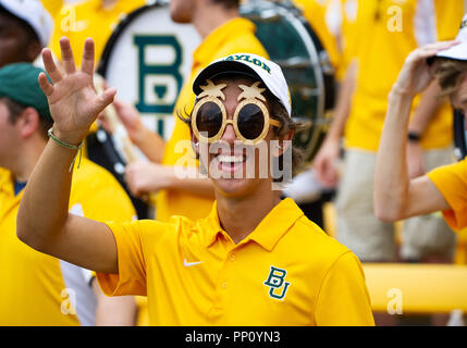 Waco, Texas, USA. 22 Sep, 2018. Baylor Bears Mitglied in die Band während der ersten Hälfte des NCAA Football Spiel zwischen den Kansas Jayhawks und das Baylor Bären an McLane Stadion in Waco, Texas. Matthew Lynch/CSM/Alamy Live News Credit: Cal Sport Media/Alamy leben Nachrichten Stockfoto