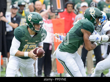Waco, Texas, USA. 22 Sep, 2018. Baylor Bears Quarterback Charlie Brewer (12) stürmt die Kugel während der ersten Hälfte der NCAA Football Spiel zwischen den Kansas Jayhawks und das Baylor Bären an McLane Stadion in Waco, Texas. Matthew Lynch/CSM/Alamy Live News Credit: Cal Sport Media/Alamy leben Nachrichten Stockfoto