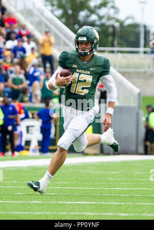 Waco, Texas, USA. 22 Sep, 2018. Baylor Bears Quarterback Charlie Brewer (12) stürmt die Kugel während der ersten Hälfte der NCAA Football Spiel zwischen den Kansas Jayhawks und das Baylor Bären an McLane Stadion in Waco, Texas. Matthew Lynch/CSM/Alamy Live News Credit: Cal Sport Media/Alamy leben Nachrichten Stockfoto