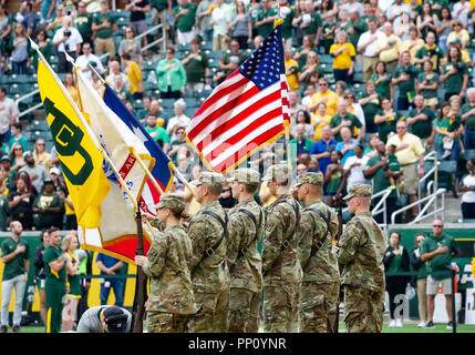 Waco, Texas, USA. 22 Sep, 2018. Das ROTC halten Sie die Flaggen während der Nationalhymne vor während der NCAA Football Spiel zwischen den Kansas Jayhawks und das Baylor Bären an McLane Stadion in Waco, Texas. Matthew Lynch/CSM/Alamy Live News Credit: Cal Sport Media/Alamy leben Nachrichten Stockfoto