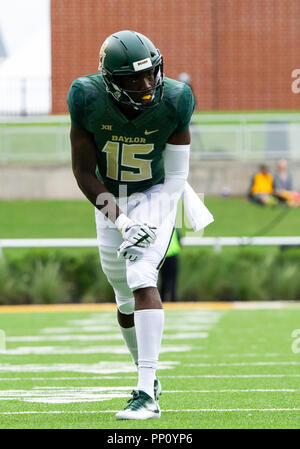 Waco, Texas, USA. 22 Sep, 2018. Baylor Bears wide receiver Denzel Mims (15) Linien bis in die erste Hälfte des NCAA Football Spiel zwischen den Kansas Jayhawks und das Baylor Bären an McLane Stadion in Waco, Texas. Matthew Lynch/CSM/Alamy Live News Credit: Cal Sport Media/Alamy leben Nachrichten Stockfoto