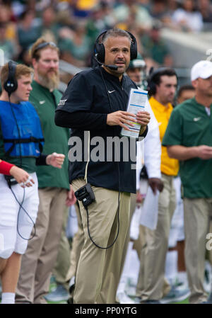 Waco, Texas, USA. 22 Sep, 2018. Baylor Bears Head Coach Matt Rhule sieht auf der großen Leinwand in der 1. Hälfte des NCAA Football Spiel zwischen den Kansas Jayhawks und das Baylor Bären an McLane Stadion in Waco, Texas. Matthew Lynch/CSM/Alamy Live News Credit: Cal Sport Media/Alamy leben Nachrichten Stockfoto