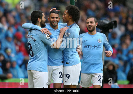 Cardiff, Großbritannien. 22 Sep, 2018. Riyad Mahrez von Manchester City © feiert mit Mannschaftskameraden Ilkay Gundogan und Leroy Sane, nachdem er zählt seine Mannschaften 4. Ziel. Premier League match, Cardiff City v Manchester City an der Cardiff City Stadion am Samstag, den 22. September 2018. Dieses Bild dürfen nur für redaktionelle Zwecke verwendet werden. Nur die redaktionelle Nutzung, eine Lizenz für die gewerbliche Nutzung erforderlich. Keine Verwendung in Wetten, Spiele oder einer einzelnen Verein/Liga/player Publikationen. pic von Andrew Obstgarten/Andrew Orchard sport Fotografie/Alamy Live news Credit: Andrew Orchard sport Fotografie/Alamy leben Nachrichten Stockfoto