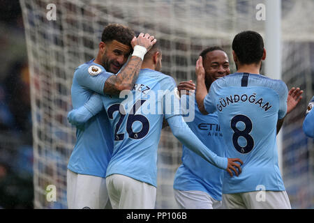 Cardiff, Großbritannien. 22 Sep, 2018. Riyad Mahrez von Manchester City (2. links) feiert mit Teamkollegen, einschließlich Kyle Walker (l) nachdem er zählt seine Mannschaften 4. Ziel. Premier League match, Cardiff City v Manchester City an der Cardiff City Stadion am Samstag, den 22. September 2018. Dieses Bild dürfen nur für redaktionelle Zwecke verwendet werden. Nur die redaktionelle Nutzung, eine Lizenz für die gewerbliche Nutzung erforderlich. Keine Verwendung in Wetten, Spiele oder einer einzelnen Verein/Liga/player Publikationen. pic von Andrew Obstgarten/Andrew Orchard sport Fotografie/Alamy Live news Credit: Andrew Orchard sport Fotografie/Alamy leben Nachrichten Stockfoto