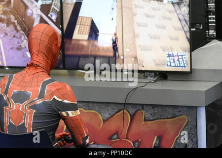 Madrid, Spanien, 21. September 2018. Mehrere Akteure getarnt als Spider-man das neue Spiel für die Playstation PS4-Spiel in die Helden Comic Con in Madrid, Spanien Quelle: EnriquePSans/Alamy leben Nachrichten Stockfoto