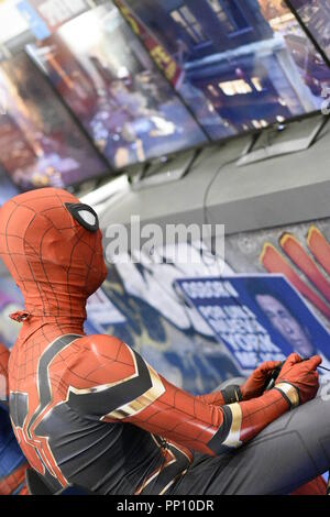 Madrid, Spanien, 21. September 2018. Mehrere Akteure getarnt als Spider-man das neue Spiel für die Playstation PS4-Spiel in die Helden Comic Con in Madrid, Spanien Quelle: EnriquePSans/Alamy leben Nachrichten Stockfoto