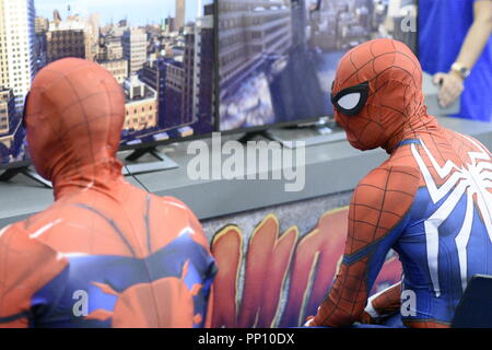 Madrid, Spanien, 21. September 2018. Mehrere Akteure getarnt als Spider-man das neue Spiel für die Playstation PS4-Spiel in die Helden Comic Con in Madrid, Spanien Quelle: EnriquePSans/Alamy leben Nachrichten Stockfoto