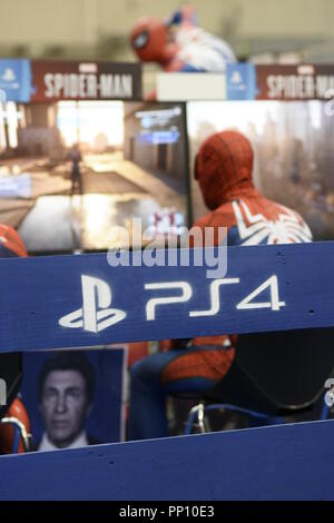 Madrid, Spanien, 21. September 2018. Mehrere Akteure getarnt als Spider-man das neue Spiel für die Playstation PS4-Spiel in die Helden Comic Con in Madrid, Spanien Quelle: EnriquePSans/Alamy leben Nachrichten Stockfoto