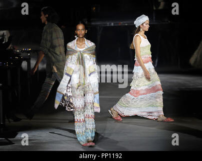 Mailand, Italien. 23. September 2018. Modelle gehen Sie die Start- und Landebahn an der Missoni Modenschau in Mailand auf der Modewoche Frühjahr/Sommer 2019 in Mailand, Italien, Sept. 22, 2018. Quelle: Xinhua/Alamy leben Nachrichten Stockfoto