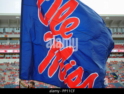 Oxford, MS, USA. 22 Sep, 2018. Der Ole Miss Rebels Flagge, während der NCAA DI Spiel an - Vaught Hemingway Stadium in Oxford, MS. Ole Miss besiegt Kent Zustand, 38-17. Kevin Langley/CSM/Alamy Live News Credit: Cal Sport Media/Alamy leben Nachrichten Stockfoto