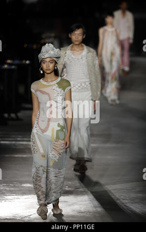 Mailand, Italien. 23. September 2018. Modelle gehen Sie die Start- und Landebahn an der Missoni Modenschau in Mailand auf der Modewoche Frühjahr/Sommer 2019 in Mailand, Italien, Sept. 22, 2018. Quelle: Xinhua/Alamy leben Nachrichten Stockfoto