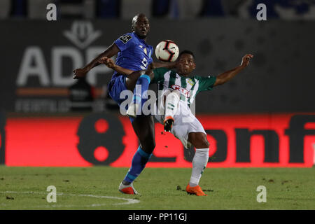 Setubal, Portugal. 22 Sep, 2018. Danilo Pereira von FC Porto (L) Mias für die Kugel mit Frédéric Mendy von V. Setubal (R) während der Liga Nrn. 2018/19 Fußballspiel zwischen V. Setubal vs FC Porto. Quelle: David Martins/SOPA Images/ZUMA Draht/Alamy leben Nachrichten Stockfoto