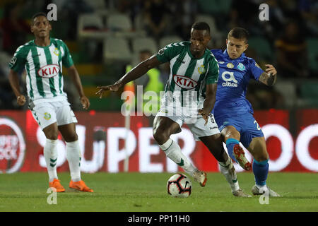 Setubal, Portugal. 22 Sep, 2018. José Semedo V. Setubal (L) Mias für den Ball mit OtÃ¡Vio des FC Porto (R) während der Liga Nrn. 2018/19 Fußballspiel zwischen V. Setubal vs FC Porto. Quelle: David Martins/SOPA Images/ZUMA Draht/Alamy leben Nachrichten Stockfoto