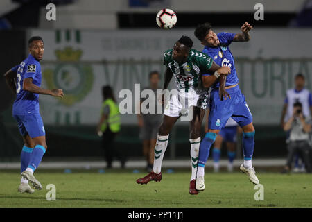 Setubal, Portugal. 22 Sep, 2018. Frédéric Mendy von V. Setubal (L) leitet den Ball mit Alex Telles des FC Porto (R) während der Liga Nrn. 2018/19 Fußballspiel zwischen V. Setubal vs FC Porto. Quelle: David Martins/SOPA Images/ZUMA Draht/Alamy leben Nachrichten Stockfoto