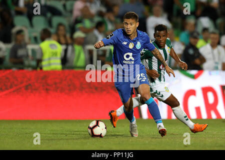 Setubal, Portugal. 22 Sep, 2018. OtÃ¡Vio des FC Porto (L) Mias für die Kugel mit Ã‰ber Bessa V. Setubal (R) während der Liga Nrn. 2018/19 Fußballspiel zwischen V. Setubal vs FC Porto. Quelle: David Martins/SOPA Images/ZUMA Draht/Alamy leben Nachrichten Stockfoto