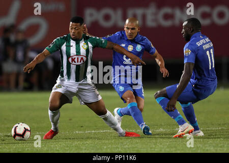 Setubal, Portugal. 22 Sep, 2018. Hildeberto Pereira von V. Setubal (L) Mias für die Kugel mit Maxi Pereira von FC Porto (R) während der Liga Nrn. 2018/19 Fußballspiel zwischen V. Setubal vs FC Porto. Quelle: David Martins/SOPA Images/ZUMA Draht/Alamy leben Nachrichten Stockfoto