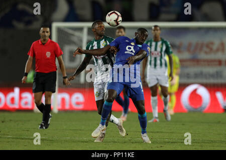 Setubal, Portugal. 22 Sep, 2018. Vasco Fernandes von V. Setubal (L) Mias für den Ball mit Moussa Marega der FC Porto (R) während der Liga Nrn. 2018/19 Fußballspiel zwischen V. Setubal vs FC Porto. Quelle: David Martins/SOPA Images/ZUMA Draht/Alamy leben Nachrichten Stockfoto