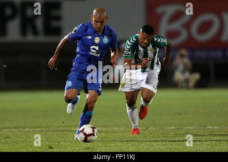 Setubal, Portugal. 22 Sep, 2018. Maxi Pereira von FC Porto (L) Mias für den Ball mit Hildeberto Pereira von V. Setubal (R) während der Liga Nrn. 2018/19 Fußballspiel zwischen V. Setubal vs FC Porto. Quelle: David Martins/SOPA Images/ZUMA Draht/Alamy leben Nachrichten Stockfoto