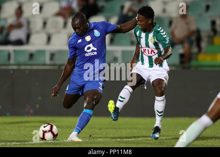 Setubal, Portugal. 22 Sep, 2018. Vincent Aboubakar des FC Porto (L) Mias für die Kugel mit Mano von V. Setubal (R) während der Liga Nrn. 2018/19 Fußballspiel zwischen V. Setubal vs FC Porto. Quelle: David Martins/SOPA Images/ZUMA Draht/Alamy leben Nachrichten Stockfoto