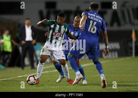 Setubal, Portugal. 22 Sep, 2018. Hildeberto Pereira von V. Setubal (L) Mias für die Kugel mit Maxi Pereira von FC Porto (R) während der Liga Nrn. 2018/19 Fußballspiel zwischen V. Setubal vs FC Porto. Quelle: David Martins/SOPA Images/ZUMA Draht/Alamy leben Nachrichten Stockfoto