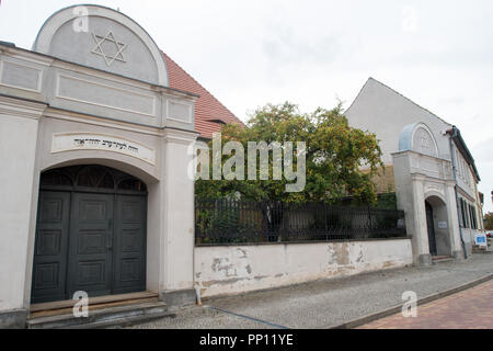 21. September 2018, Sachsen-Anhalt, Groebzig: Groebzig Synagoge Museum mit Tor und Cantor's Haus. Das Ensemble der Synagoge, Gemeindezentrum und Schule ist eines der wenigen Zeugnisse jüdischer Kultur in Deutschland, die die Zeit des Nationalsozialismus ohne schwere Zerstörungen überlebt. Foto: Klaus-Dietmar Gabbert/dpa-Zentralbild/dpa Stockfoto