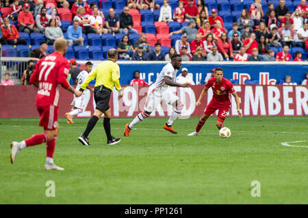 New Jersey, USA. 22. September 2018. Jozy Altidore (17) von Toronto FC ball Kontrollen bei den regelmäßigen MLS Spiel gegen New York Red Bulls in der Red Bull Arena Red Bulls gewann 2 - 0 Credit: Lev radin/Alamy leben Nachrichten Stockfoto