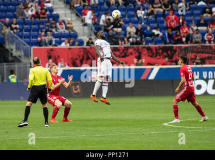 New Jersey, USA. 22. September 2018. Jozy Altidore (17) von Toronto FC ball Kontrollen bei den regelmäßigen MLS Spiel gegen New York Red Bulls in der Red Bull Arena Red Bulls gewann 2 - 0 Credit: Lev radin/Alamy leben Nachrichten Stockfoto