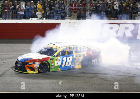 Richmond, Virginia, USA. 22 Sep, 2018. Kyle Busch (18) gewinnt die Federated Auto Parts 400 Richmond Raceway in Richmond, Virginia. Quelle: Chris Owens Asp Inc/ASP/ZUMA Draht/Alamy leben Nachrichten Stockfoto