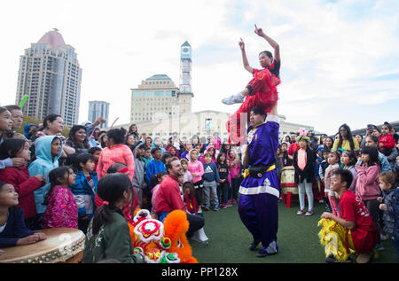 Mississauga, Kanada. 22 Sep, 2018. Ein Lion Dance Team führt ohne lion Kostüme während der 2018 Dragon Lion Dance Festival in Mississauga, Ontario, Kanada, Sept. 22, 2018. Als jährliche lebendige und dynamische Veranstaltung, dieses Festival begann am Samstag zu Display und der traditionellen chinesischen Kultur zu feiern. Credit: Zou Zheng/Xinhua/Alamy leben Nachrichten Stockfoto