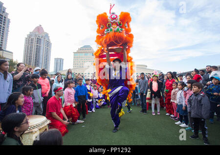 Mississauga, Kanada. 22 Sep, 2018. Ein Lion Dance Team führt während der 2018 Dragon Lion Dance Festival in Mississauga, Ontario, Kanada, Sept. 22, 2018. Als jährliche lebendige und dynamische Veranstaltung, dieses Festival begann am Samstag zu Display und der traditionellen chinesischen Kultur zu feiern. Credit: Zou Zheng/Xinhua/Alamy leben Nachrichten Stockfoto